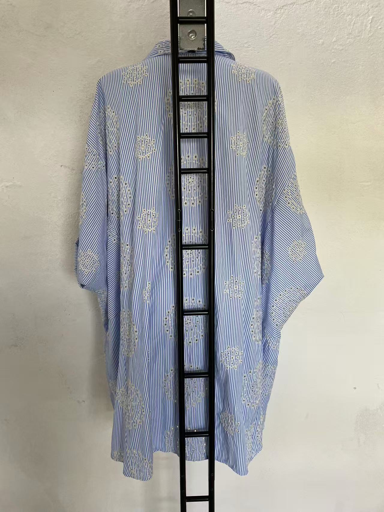 Overhemd met borduurwerk, artikelnummer Fe062, maat 66+.