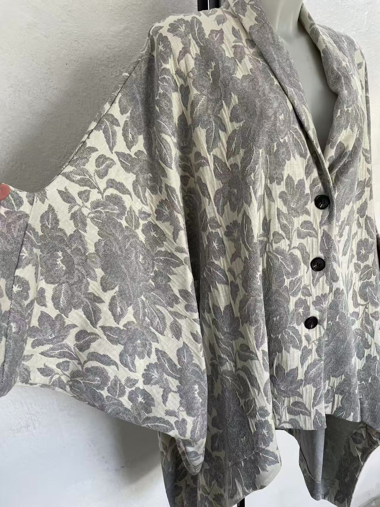 Jas met vleermuismouwen, artikelnummer Fe063, maten 62-66.